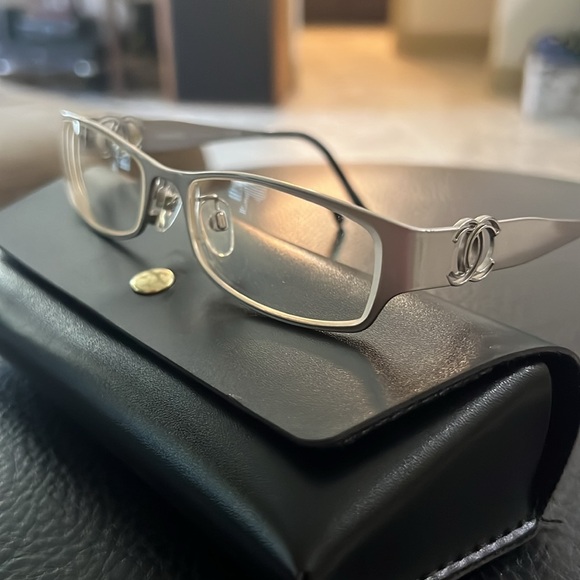 CHANEL “frames” - Picture 4 of 14
